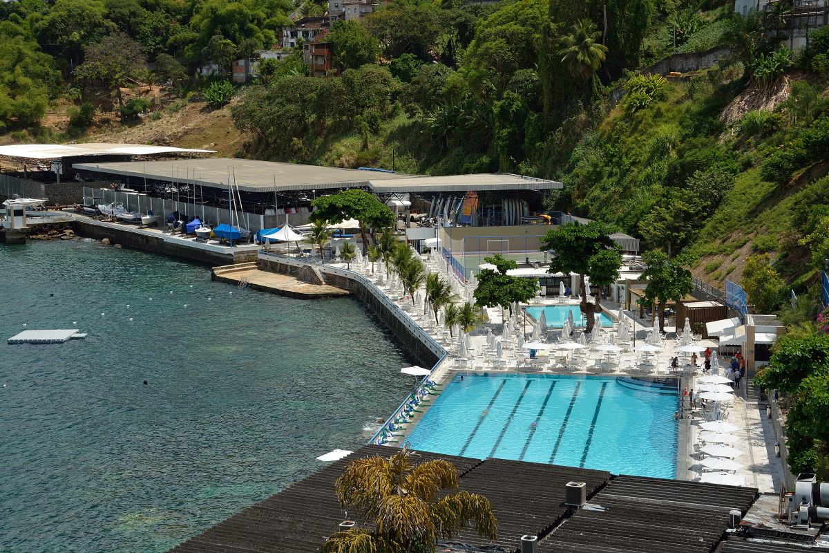 Rechts vom Auszug des Iate Clubes in Salvador