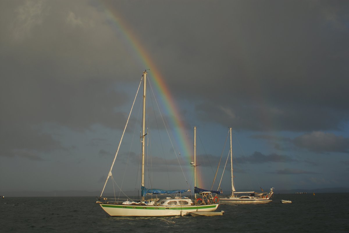 die Outer Rim liegt im Hintergrund am Fuße des Regenbogens