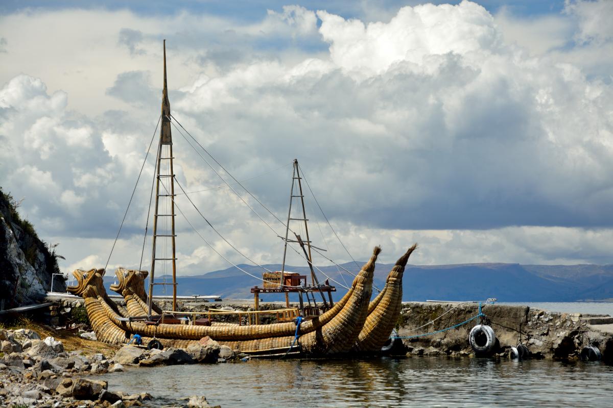 Nachbau eines Inka-Bootes. Vielleicht kann man demnächst auch damit segeln.