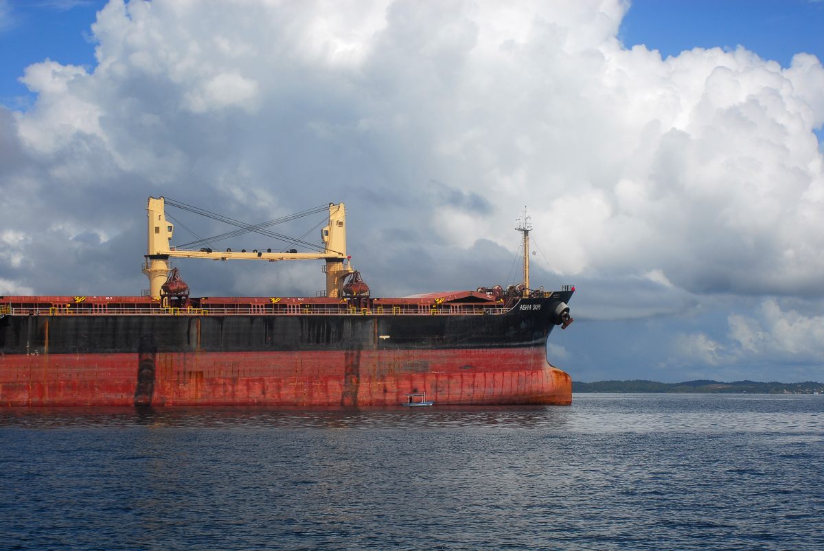 Fischerboot vor Containerschiff