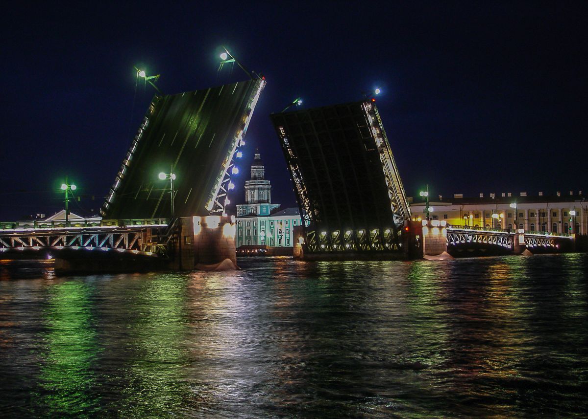 Ein Spaziergang entlang der Newa, Palastbrücke | Segeln mit Yemanja