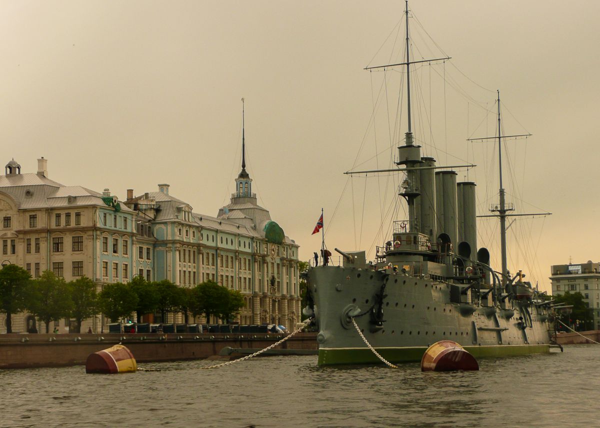 Ein Spaziergang entlang der Newa, Panzerkreuzer Aurora | Segeln mit Yemanja