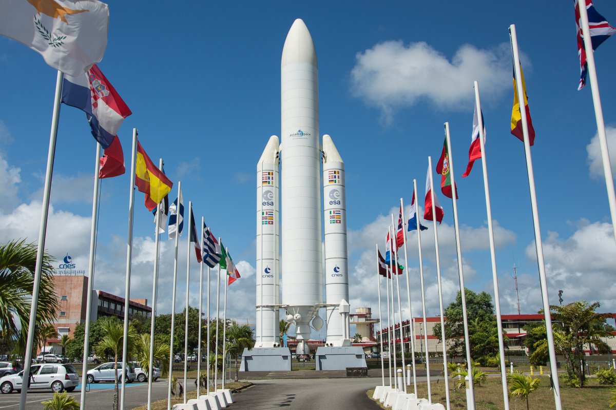 Ein Modell der Ariane 5 begrüßt uns vor dem Eingang zum CSG - Weltraumbahnhof Kourou