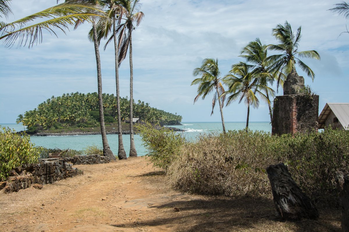 Ile du Diable, rechts die Ruine der Kabelverbindung